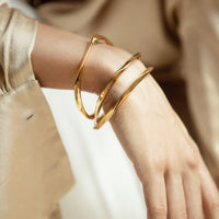 Valenica Wavy Bangle | Gold